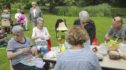 Pique-nique convivial au bord de l’étang.