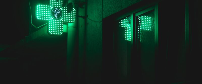 Main dans la main avec les pharmaciens