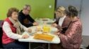 Opération pliage des serviettes par les Bénévoles