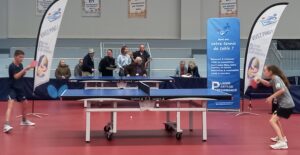 Deux adolescents exécutent un match de ping-pong