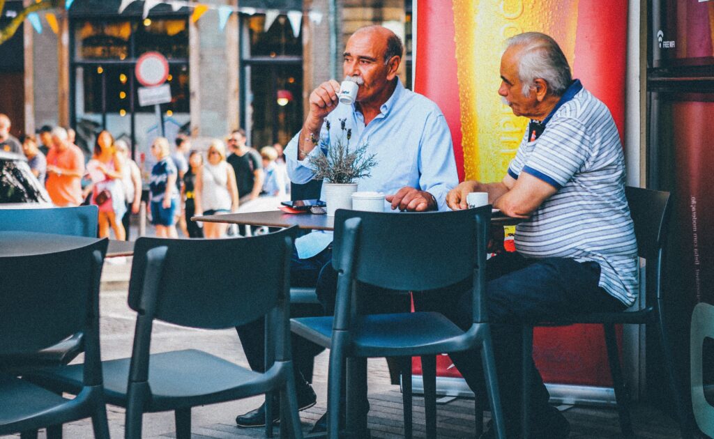 Image rassemblement café dans la rue